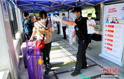 資料圖：6月8日，湖北武漢，武漢大學的返校學生進入校園。 中新社記者 張暢 攝