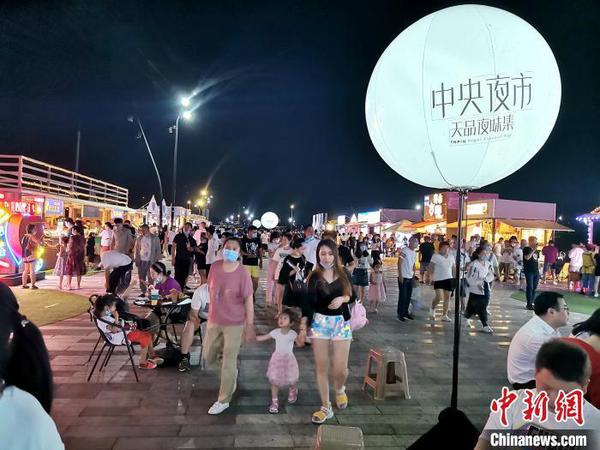 熱鬧的夜市?！≮w桂華 攝