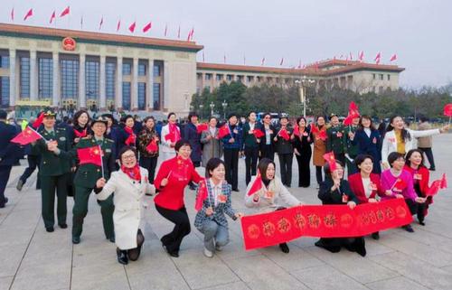 3月7日，三八婦女節(jié)即將到來，婦聯(lián)界別的委員們，會前聚集在廣場上揮動著五星紅旗合影留念，以紀念這兩會期間的婦女節(jié)日。特邀委員記者孫太利攝影