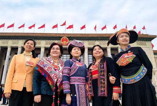 3月8日是婦女節(jié)，7日，少數(shù)民族界50組委員以飽滿的熱情來到大會堂，為民履職。 特邀委員記者 茸芭莘那攝