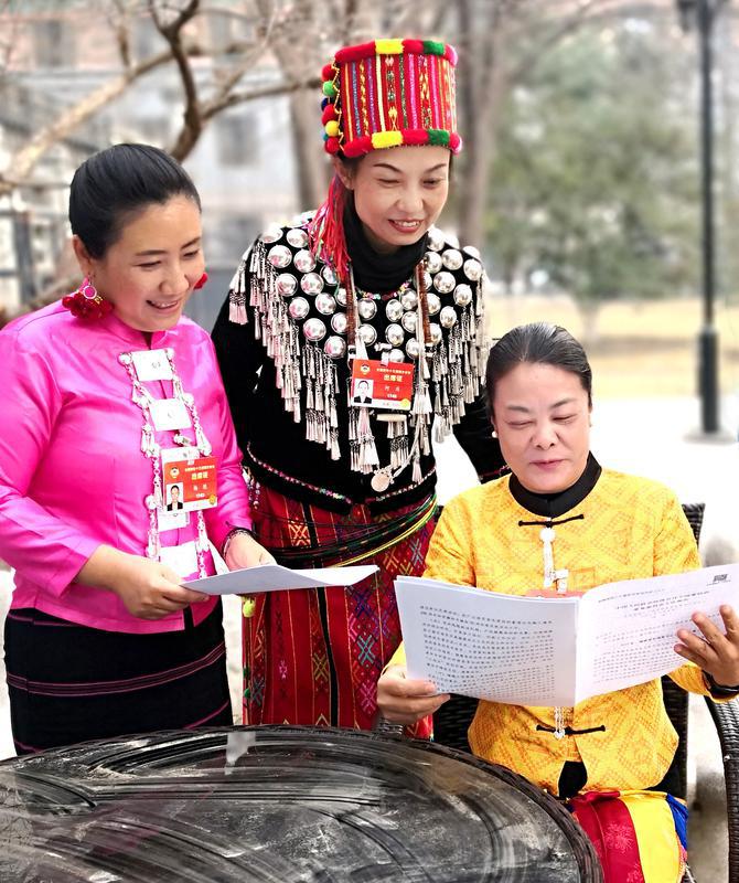 少數(shù)民族界楊艷、何慶、黃麗云三位委員（從左至右）就全國(guó)政協(xié)常委會(huì)工作報(bào)告中共同關(guān)注的話題進(jìn)行交談。特邀委員記者 資艷 萍 攝