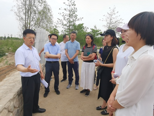 2020年6月21日下午，民建寧夏區(qū)委會組織會員到銀川市賀蘭山下的志輝源石酒莊調(diào)研。