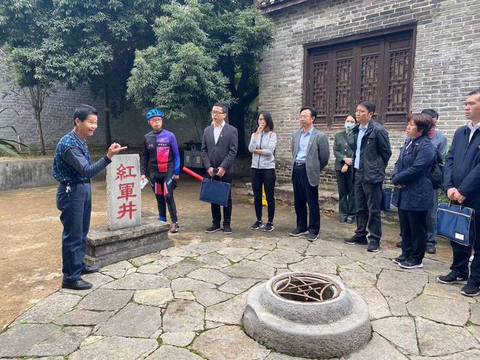 （游客在紅軍井前傾聽(tīng)紅八軍在龍州浴血奮戰(zhàn)的歷史。 龍州縣文旅局供圖）