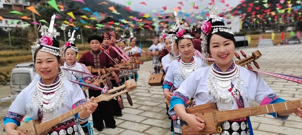 （4月14日，龍勝縣龍脊鎮(zhèn)金江村，侗族同胞彈唱侗族琵琶歌，歡迎農(nóng)歷三月三。 周恩平攝）