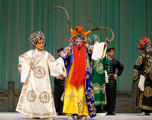 衣麟在《拜山》中飾演黃天霸（左）、舒桐飾演竇爾墩  朱宏攝