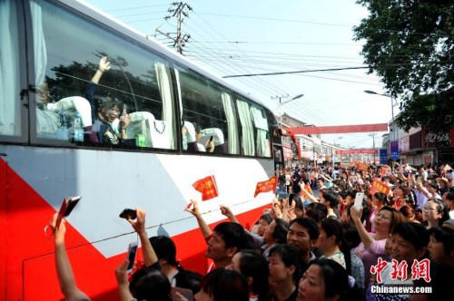 資料圖：6月5日上午，19輛大巴車從毛坦廠校園緩緩開出，一年一度的萬人送考拉開大幕。 <a target='_blank' href='http://www.chinanews.com/'>中新社</a>記者 韓蘇原 攝