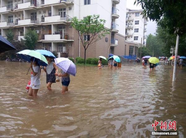 河南暴雨致京廣線中斷 近20趟列車停運(yùn)（圖）