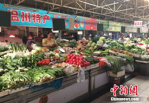 北京西城區(qū)某農貿市場內的蔬菜攤位。<a target='_blank' href='http://www.chinanews.com/' >中新網</a> 種卿 攝